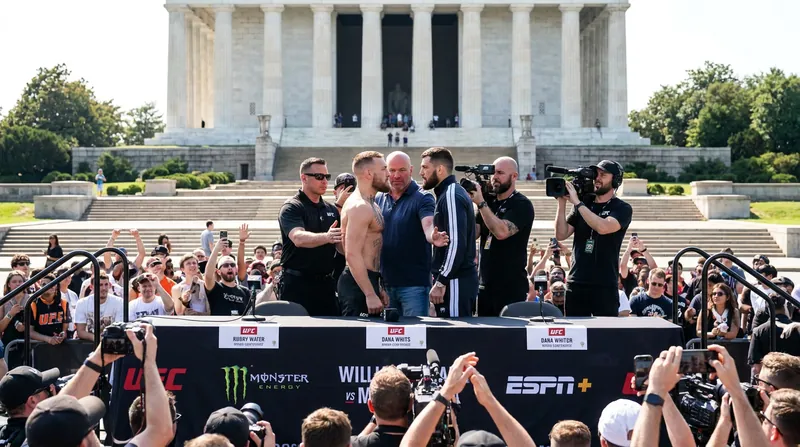 Fighters faced off at the Lincoln Memorial ahead of the unprecedented outdoor event.