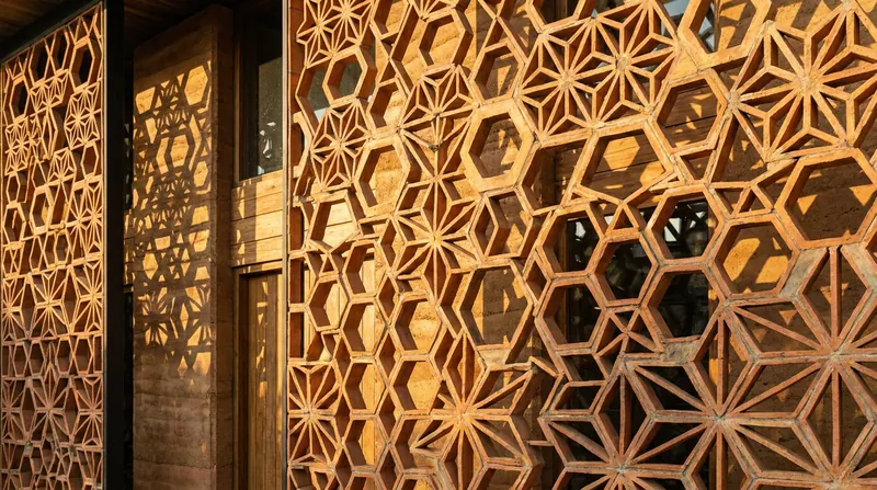 The jaali lattice screen cools incoming air through the Venturi effect while blocking direct solar radiation.