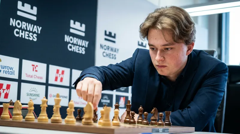 Vincent Keymer bounced back from an early loss to stay within one point of the lead.