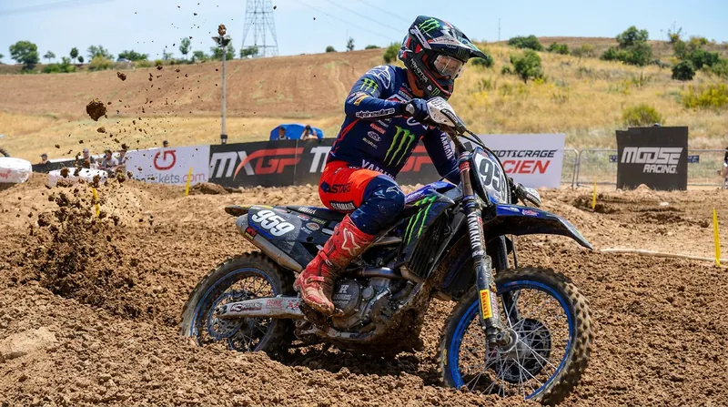 Maxime Renaux underwent surgery to plate two broken metacarpal bones before returning to the MXGP grid.