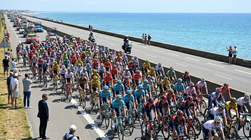 The peloton navigated 85 kilometers of coastal crosswinds before turning inland toward the mountains.
