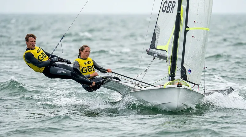 Great Britain's James Grummett and Rhos Hawes successfully defended their yellow jerseys through the preliminary series.