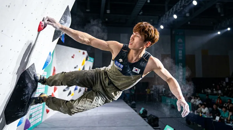 South Korea's Dohyun Lee has leveraged his elite static strength to match Duffy point-for-point in the combined race.