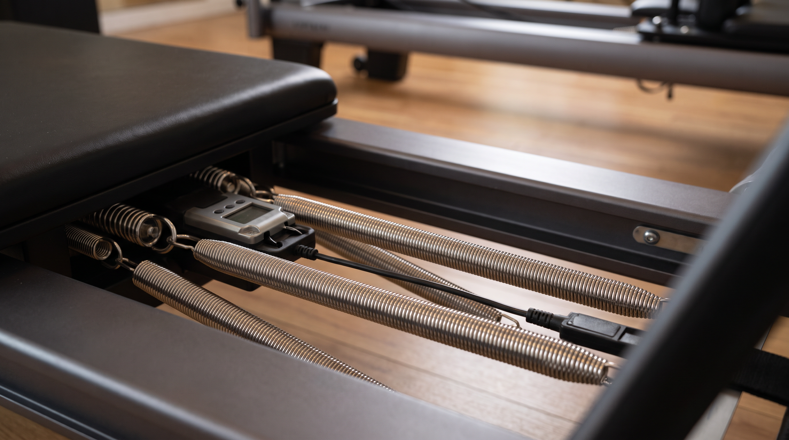 Skōp's technology utilizes built-in sensors to measure spring tension and weight distribution in real time.