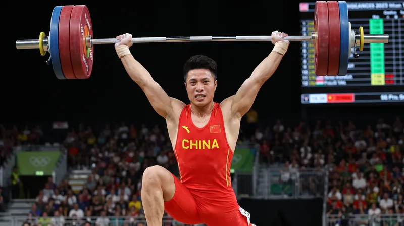 China's Li Fabin relies on his legendary snatch technique to build an early lead in competitions.