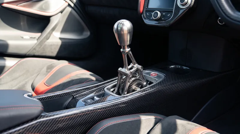 The McL 6GT features an exposed titanium gear linkage, marking McLaren's first manual transmission since 1992.