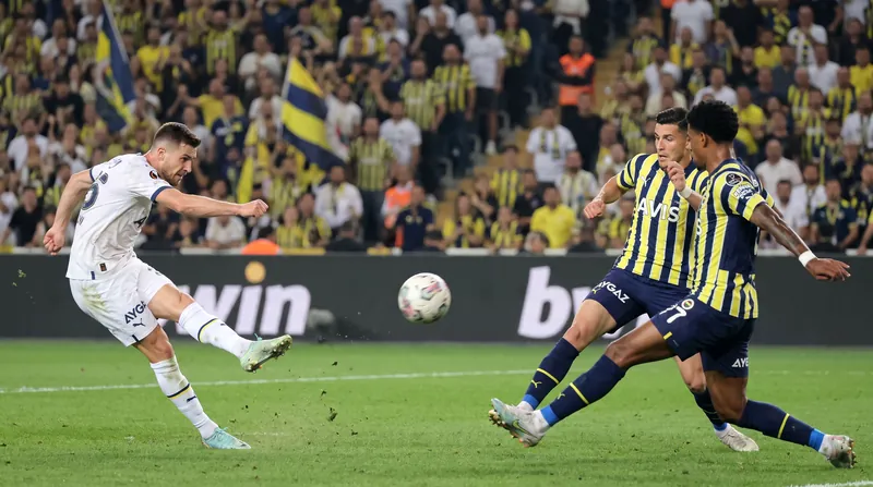 Mason Greenwood's 47th-minute equalizer ensured Fenerbahçe heads to France on level terms.