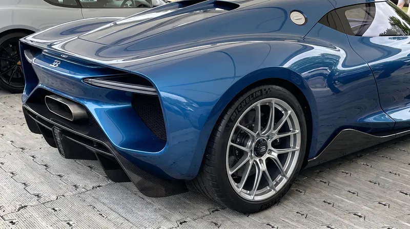 Stripped of the Bolide's aggressive aerodynamic wings, the Destrier relies on pure volume and stance.
