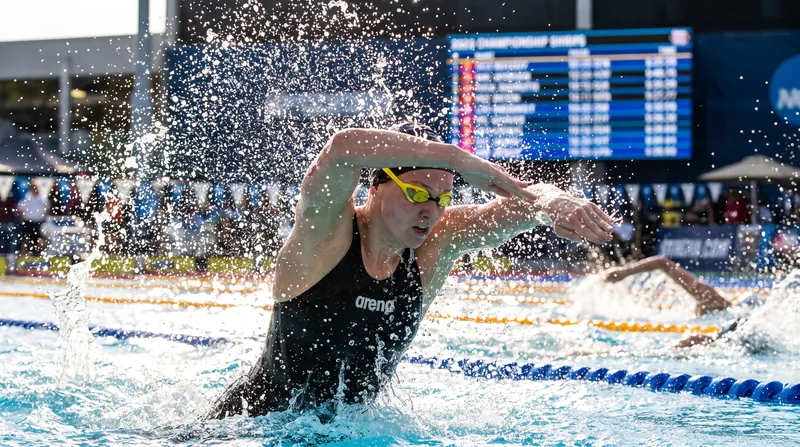 Yu Yiting opened the race aggressively, dipping under world-record pace on the butterfly leg.