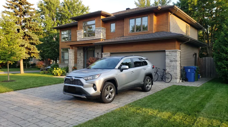 As hybrids become the default powertrain, they are seamlessly integrating into everyday suburban life without requiring home charging upgrades.