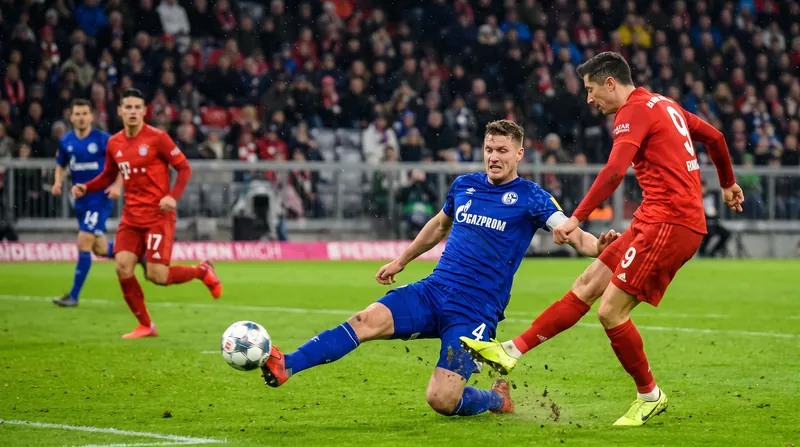Schalke's disciplined defensive block neutralized Bayern's attack, ending a 60-game scoring streak.