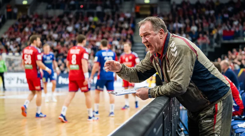Stefan Madsen returns to the sidelines in Aalborg, this time directing the Parisian squad.