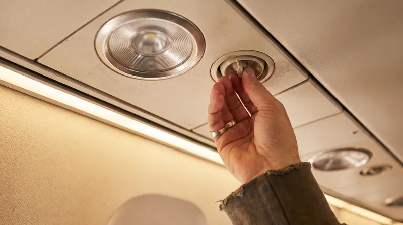 Keeping the overhead air nozzle open creates a continuous downward flow that pushes ambient particles toward the floor exhaust.