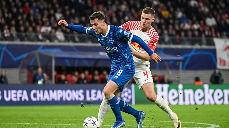 Como's midfielders routinely utilized the half-turn to bypass Leipzig's aggressive counter-pressing structure.