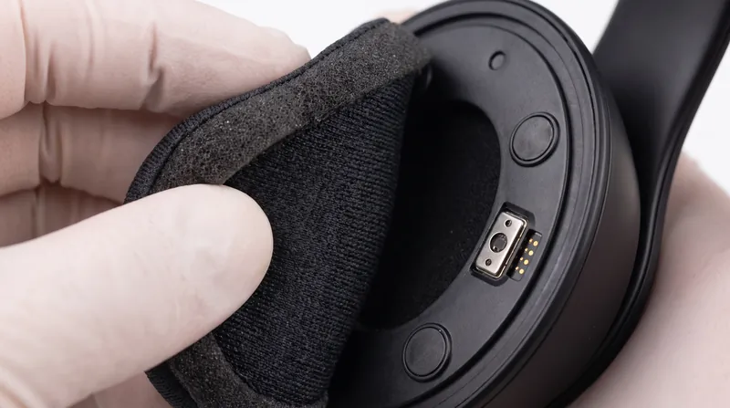 Built-in sensors detect which type of cushion is attached and automatically adjust the audio profile.