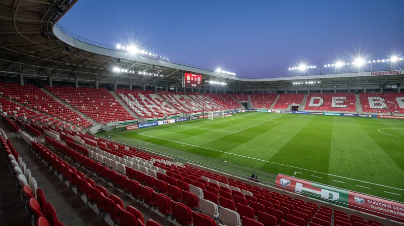 The match was played in a nearly empty Nagyerdei Stadion due to security relocations and canceled tickets.