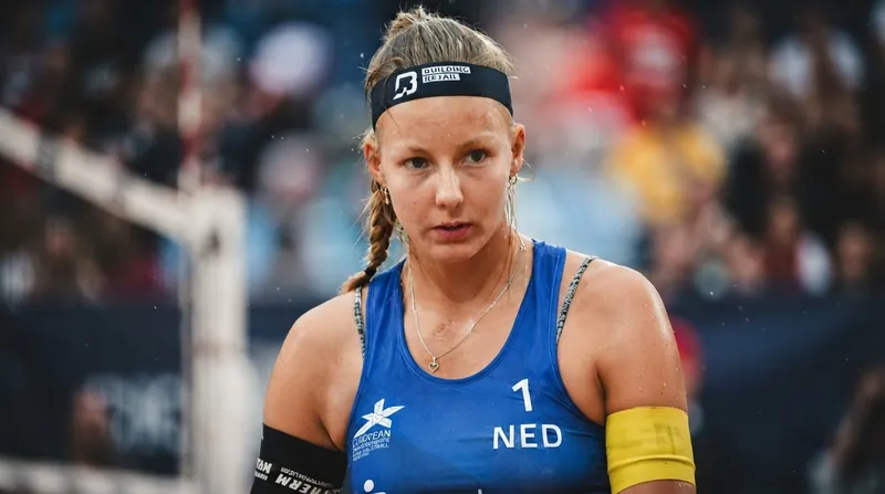 Dutch blocker Katja Stam has resumed competition after a six-month rehabilitation for a lower back injury.