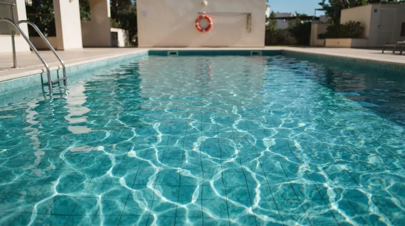 Illustration: Surface glare and ripples often hide unconscious swimmers from lifeguards, making rapid rescue difficult.