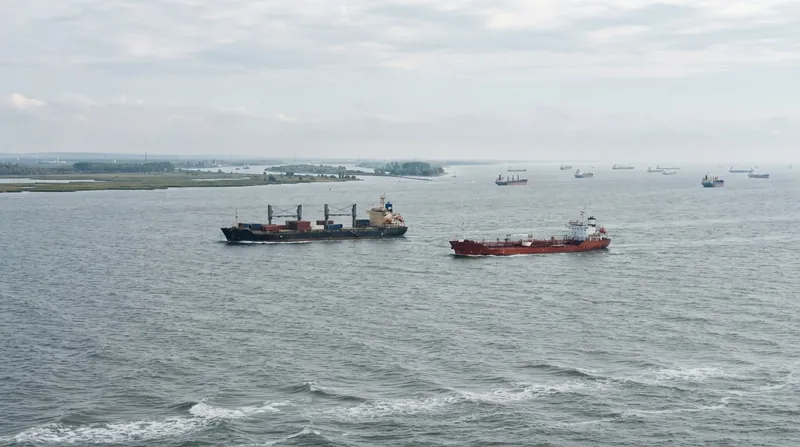 Illustration: The waters near the Sulina Canal have become a highly congested bottleneck for international shipping.