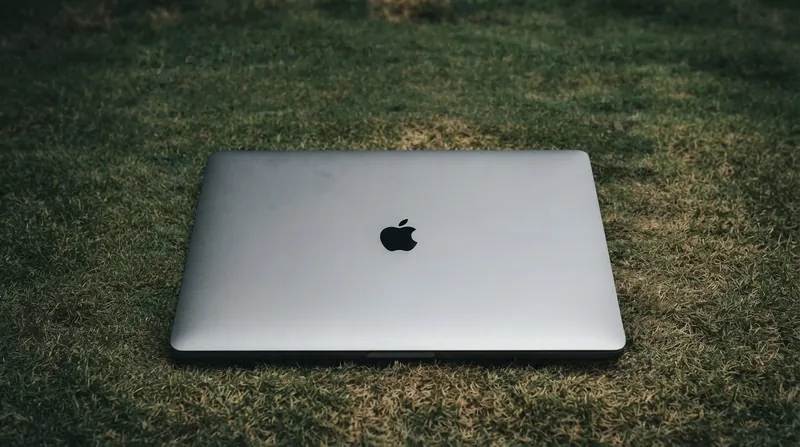 The external chassis of the 14-inch MacBook Pro remains identical to previous generations.